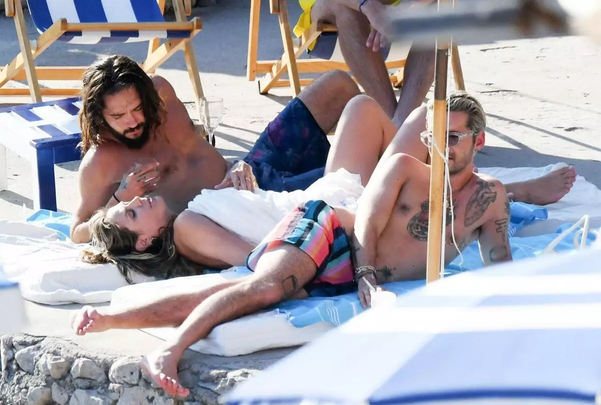 Picha: Heidi Klum Sunbathing Topless na Tom na Bill Kaulitz 30985_4