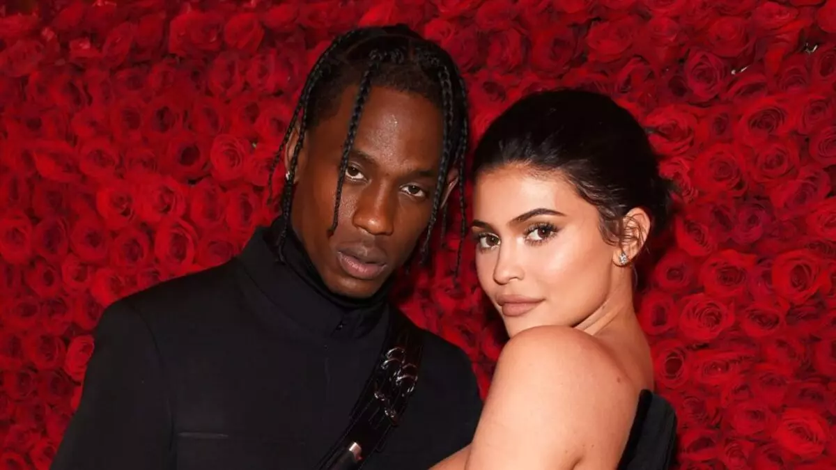 Romance: namorado Kylie Jenner sentou-se em suas pétalas de casa rosas