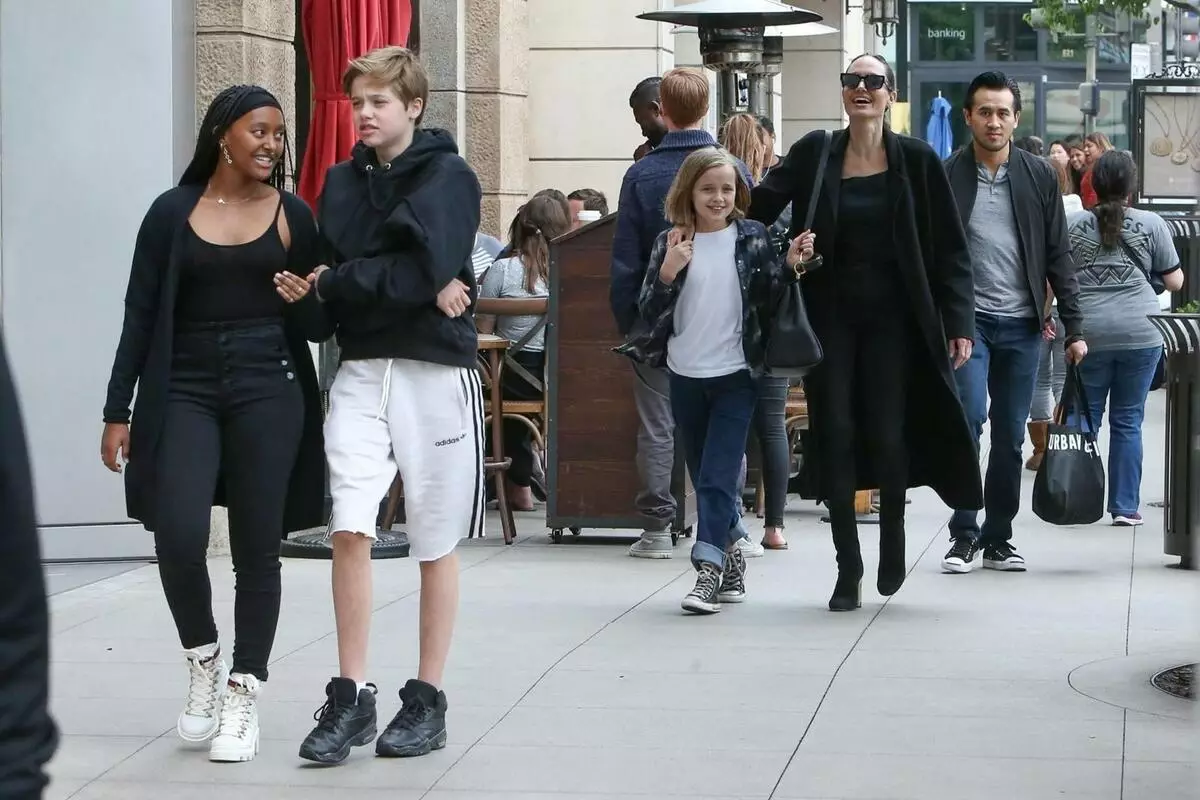 Media: Córka Angeliny Jolie zamierza przejść do Brada Pittu 31060_3