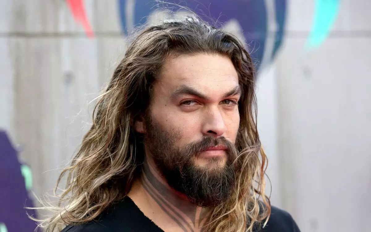 Jason Momoa dia nitaingina ireo mpankafy ny fanakianana ny tarehiny: "Hasehoko azy ireo i Padochkin" kibo "