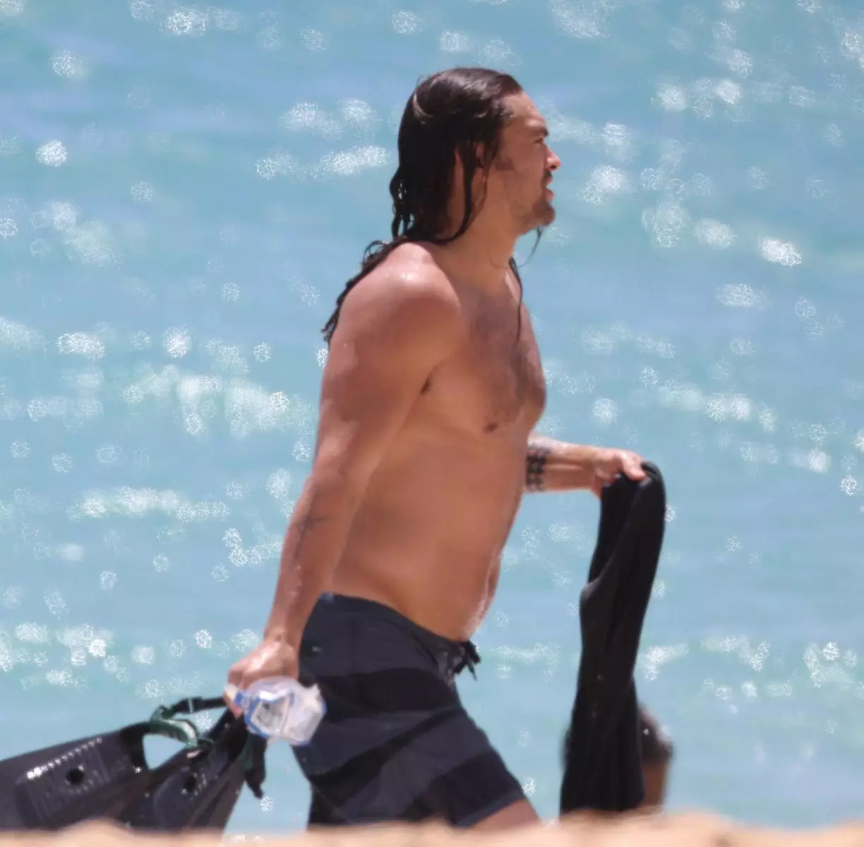 Jason Momoa לעכערלעך כייטערז פֿאַר די קריטיק פון זיין פיגור: 