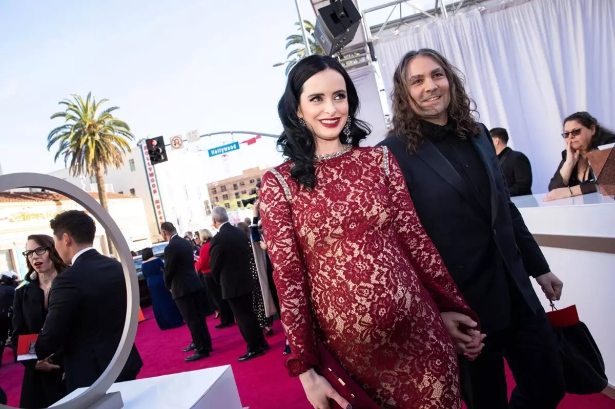 Csillag "Jessica Jones" Kristen Ritter bejelentette a terhességet Oscarban