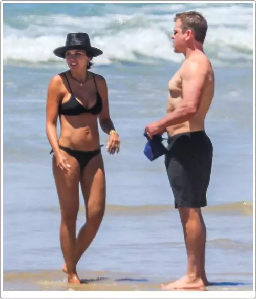 Matt Damon se 43-jarige vrou het 'n verrassend slanke figuur in mini bikini gespog 31183_1