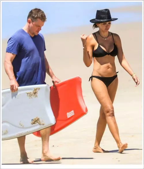 Matt Damon se 43-jarige vrou het 'n verrassend slanke figuur in mini bikini gespog 31183_2