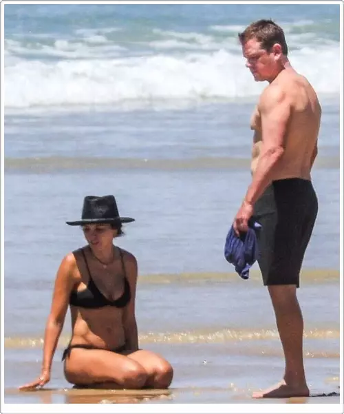 Matt Damon se 43-jarige vrou het 'n verrassend slanke figuur in mini bikini gespog 31183_4