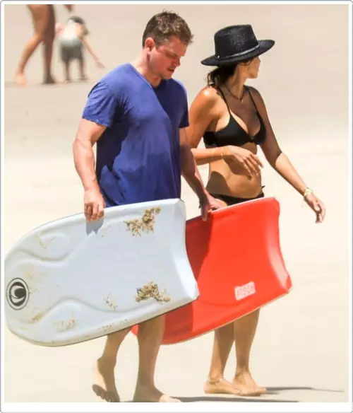 Chuir bean chéile 43 bliain d'aois Matt Damon le figiúr caol iontais go hiontach i Mini Bikini 31183_5