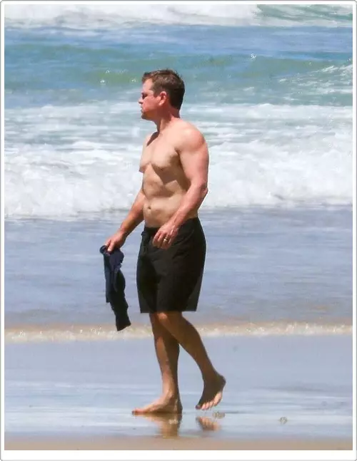 Chuir bean chéile 43 bliain d'aois Matt Damon le figiúr caol iontais go hiontach i Mini Bikini 31183_6
