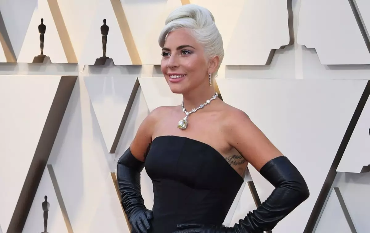 Lady Gaga dina jalan jalan beureum "Oscar" lebet kalung ti "sasarap di Tiffany" pikeun 30 juta dolar