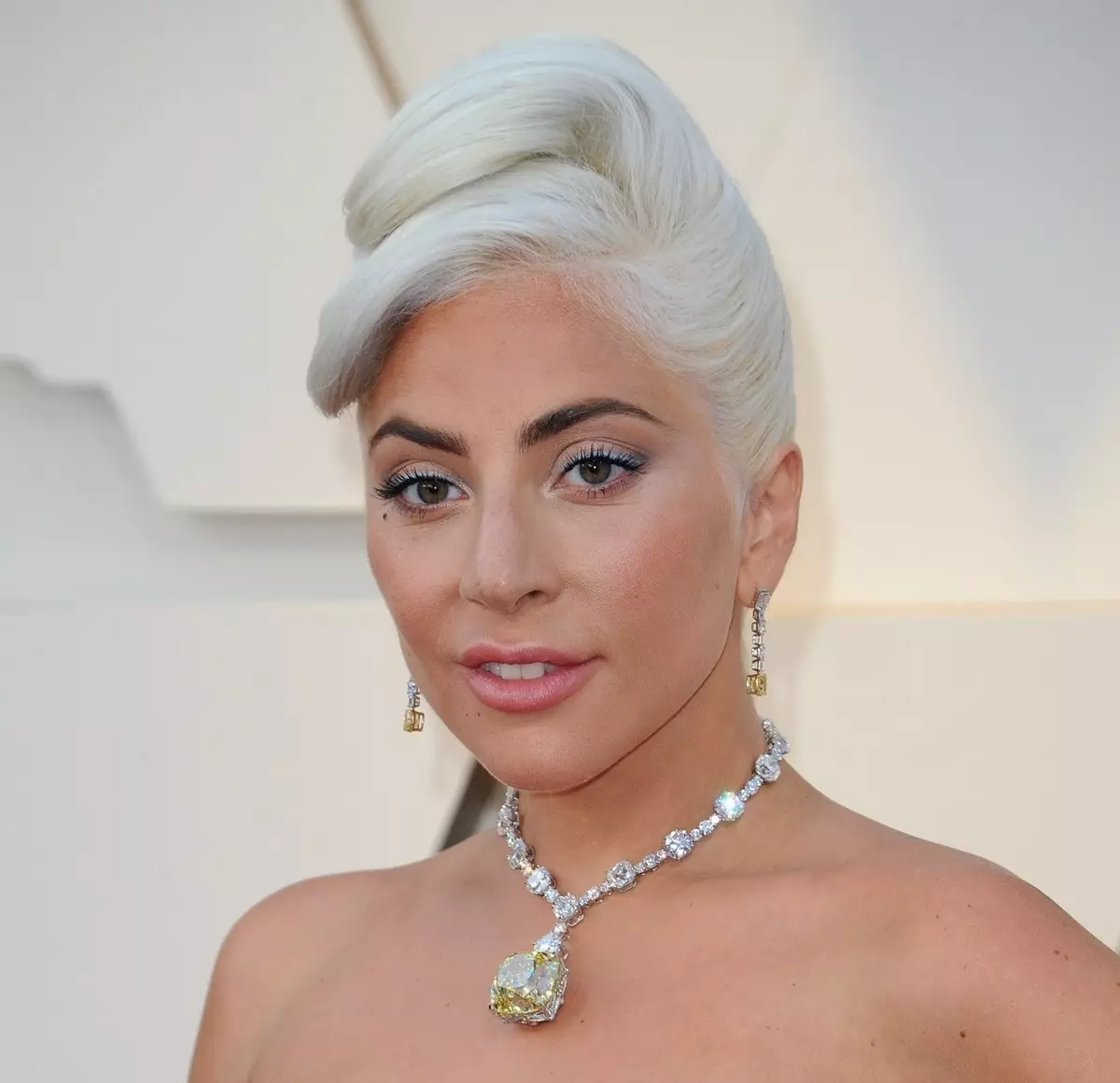 Lady Gaga在红行道上的“奥斯卡”从“蒂芙尼早餐”进入了一条30百万美元的项链 31191_2