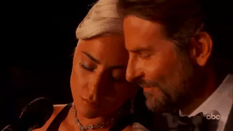 Video: Lady Gaga agus Bradley Cooper Sang ar Oscar, agus anois is dóigh le gach duine go bhfuil siad i ngrá 31194_1