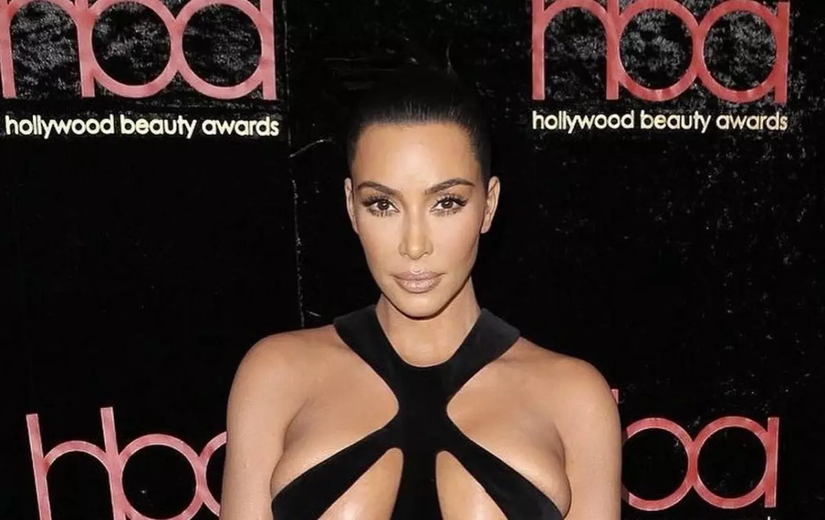 Kim Kardashiýaly indiki "ýalaňaç" çykandan soň batyrgaýlygy öwdi