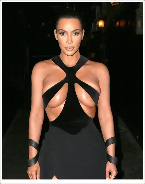 Kim Kardashianは次の「裸」の出口の後に勇気を称賛しました 31232_2
