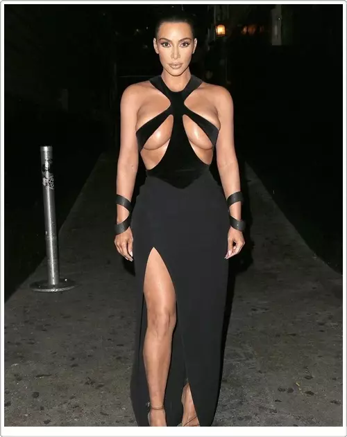 Kim Kardashianは次の「裸」の出口の後に勇気を称賛しました 31232_6