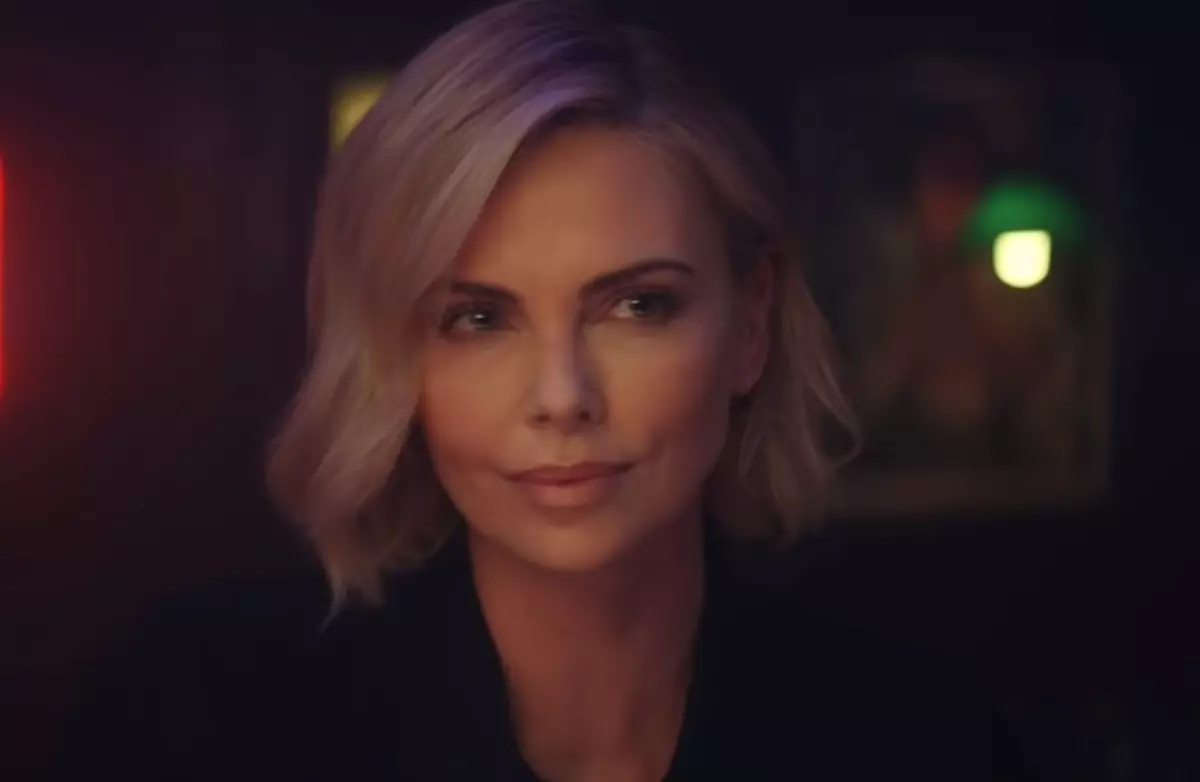 Video: Charlize Theron sa isang napaka-cool na advertising budweiser