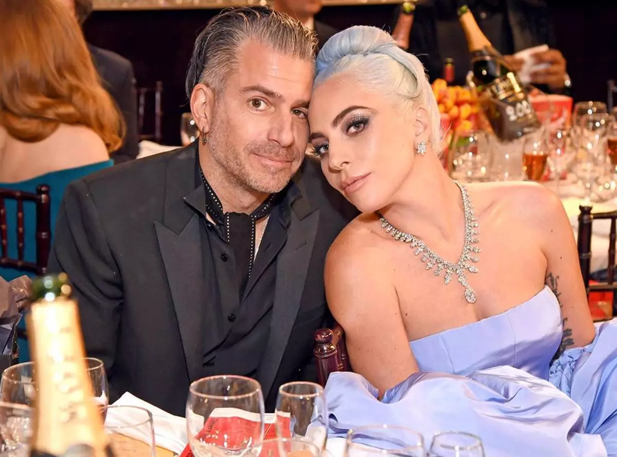 Sekarang secara rasmi: Lady Gaga mengesahkan perpisahan dengan pengantin perempuan