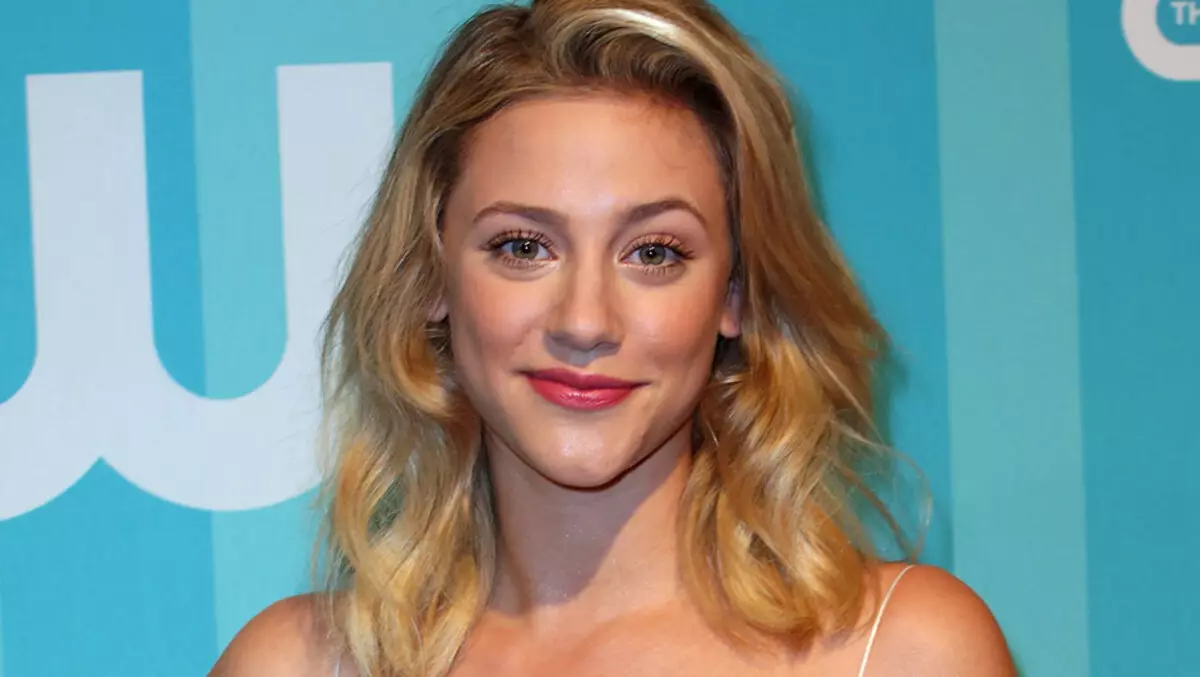 De ster "Riverdale" Lily Reynhart wordt behandeld door depressie