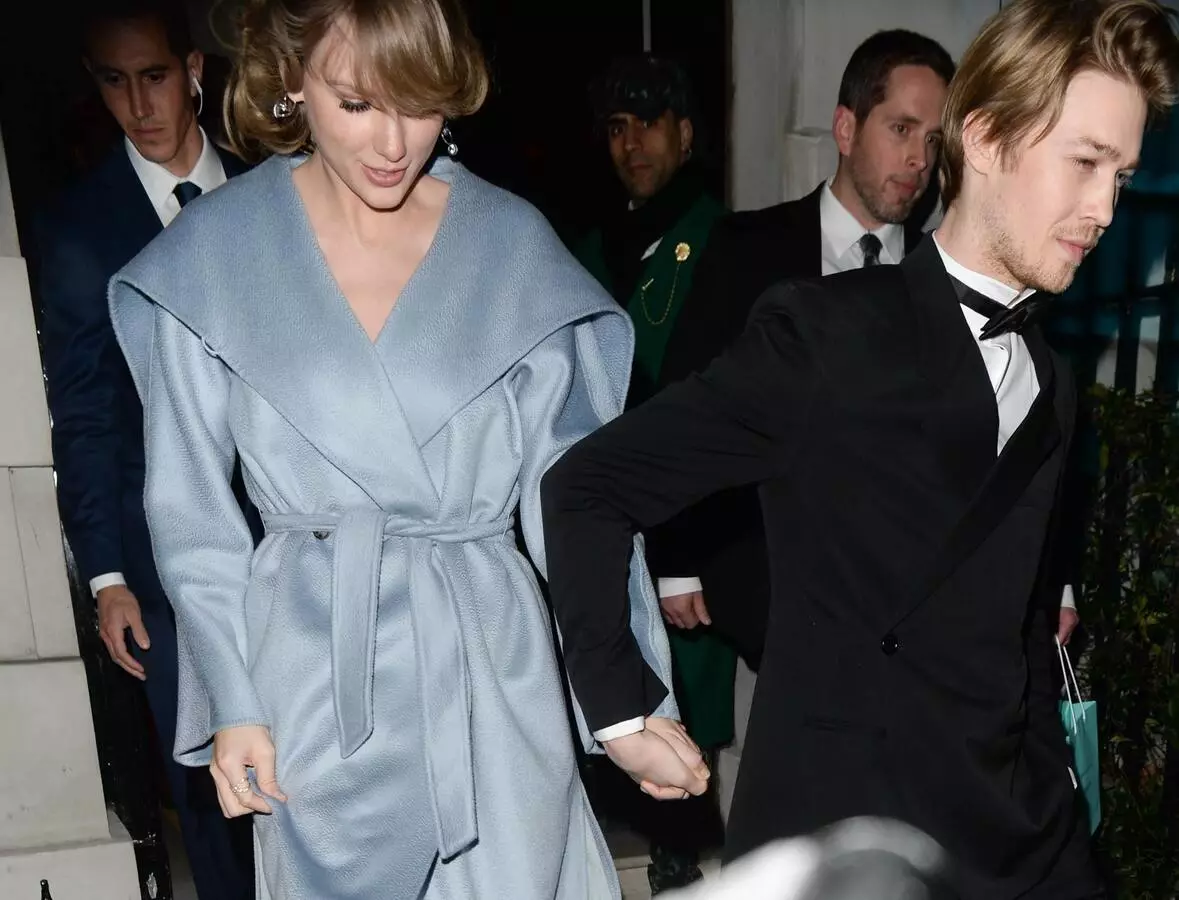 Dette er kjærlighet: Taylor Swift savnet Grammy for å støtte Joe Alvin på BAFTA Awards