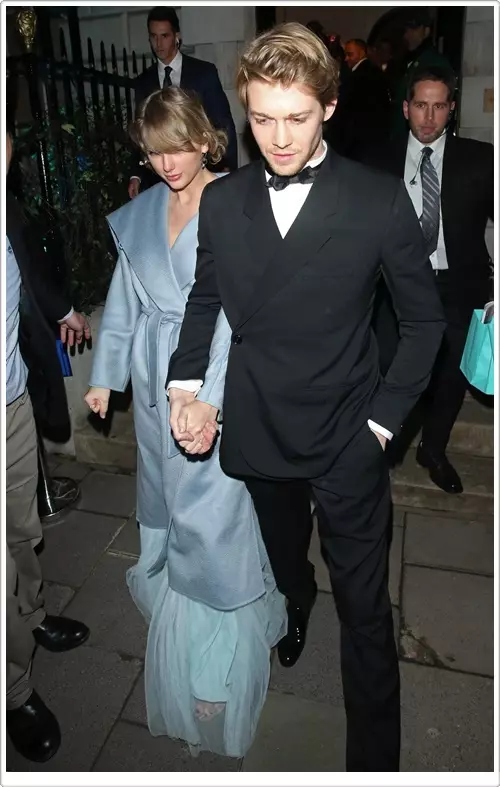 Ez a szeretet: Taylor Swift kihagyta a Grammyt, hogy támogassa Joe Alvin-t a BAFTA-díjakon 31382_5