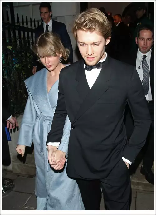 Questo è amore: Taylor Swift ha mancato il Grammy per supportare Joe Alvin su BAFTA Awards 31382_6