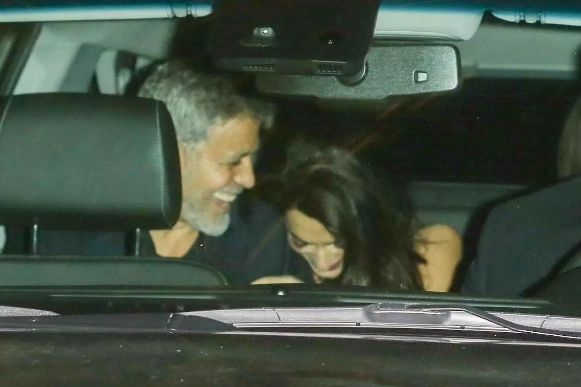 George i Amal Clooney negirali su glasine o razvodu, koji se pojavljuju zajedno na zabavi Jennifer Aniston 31400_2