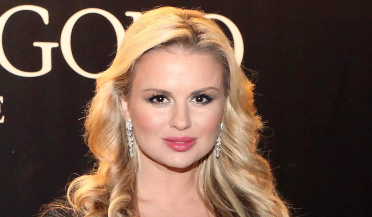 "Mata bersukacita": Anna Semenovich mengucapkan tahniah kepada lelaki dalam pakaian dengan garis leher yang mendalam