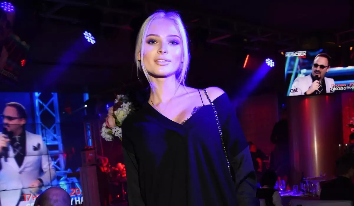 "Med en mormor är Alice helt annorlunda": online diskuterar bilder av Alena Shishkova med sin dotter