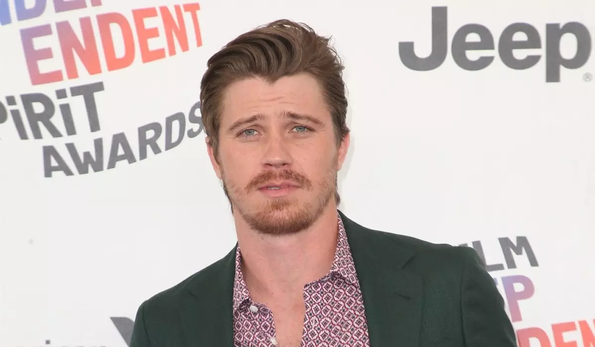 "Hy is in ingel": Garrett Hedlund spriek oer it opwining fan 'e Soan mei Emma Roberts