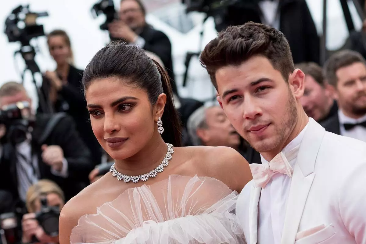 Nick Jonas šokēts ar Chopra rokām un sirds piedāvā 8 nedēļas romānu