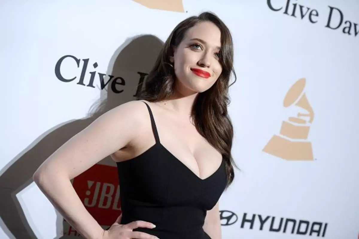 Kat Dennings amsa ko yana da mahimmanci a jira bayyanar ta a cikin tore: ƙauna da tsawa "