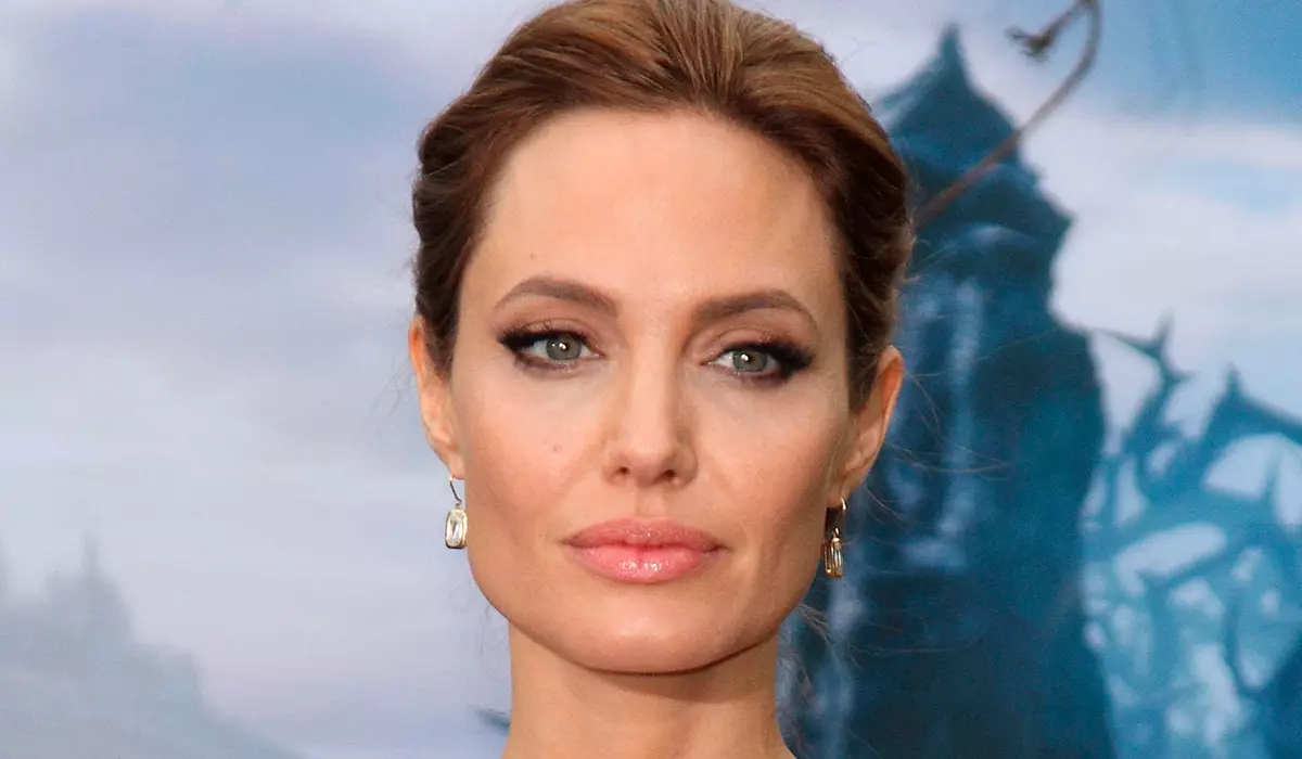 Photo: U-Angelina Jolie wachitha isikhathi nendodakazi yakhe ngemuva kwesizinda sokwahlulela ngeBrad Pitt