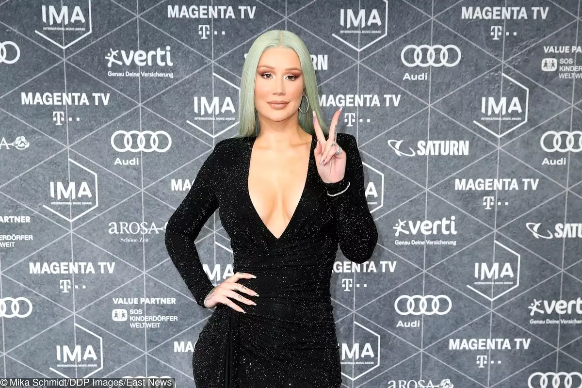 "Nthawi zambiri amawuluka mwachangu": iggy Azalia adagawana zithunzi ndi mwana wamwamuna