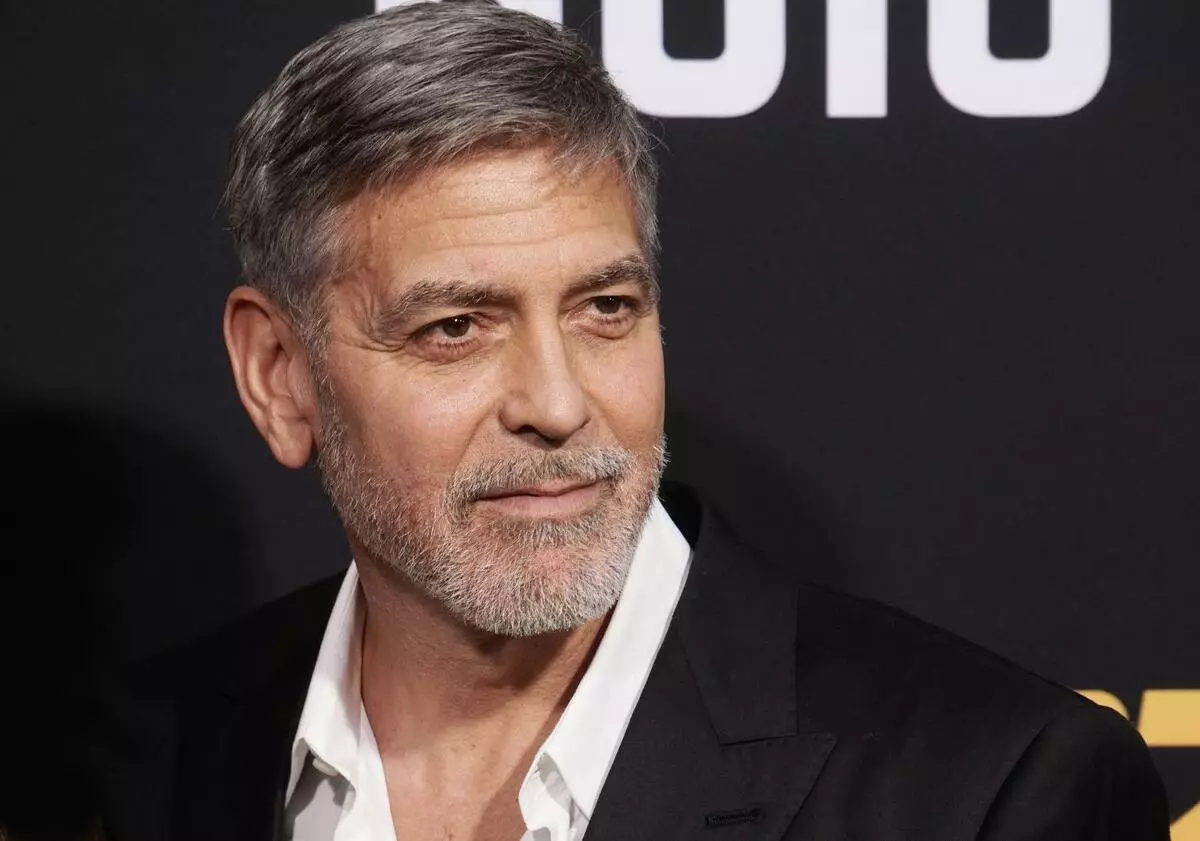 Dakota Johnson lo orukọ George Clooney fun awọn tabili ti o dara julọ ninu awọn ounjẹ