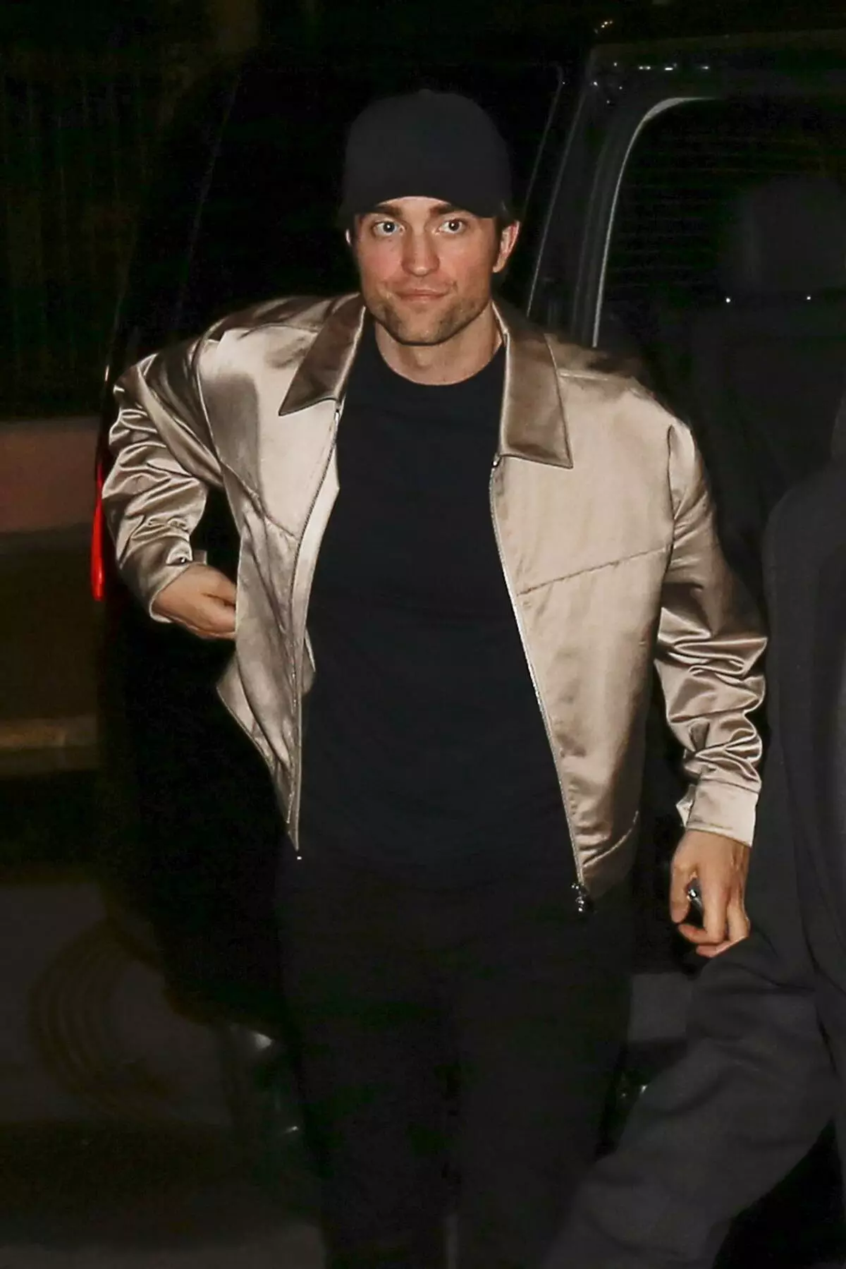 Ảnh: Robert Pattinson đi dạo với Waterhouse Sunk ở Los Angeles 32000_4