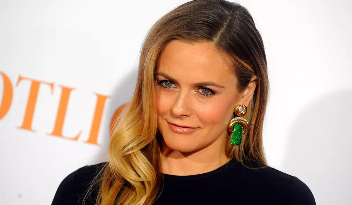 Alicia Silverstone në krahasim me stilet Harry me një diva nga komedia "Stupid"