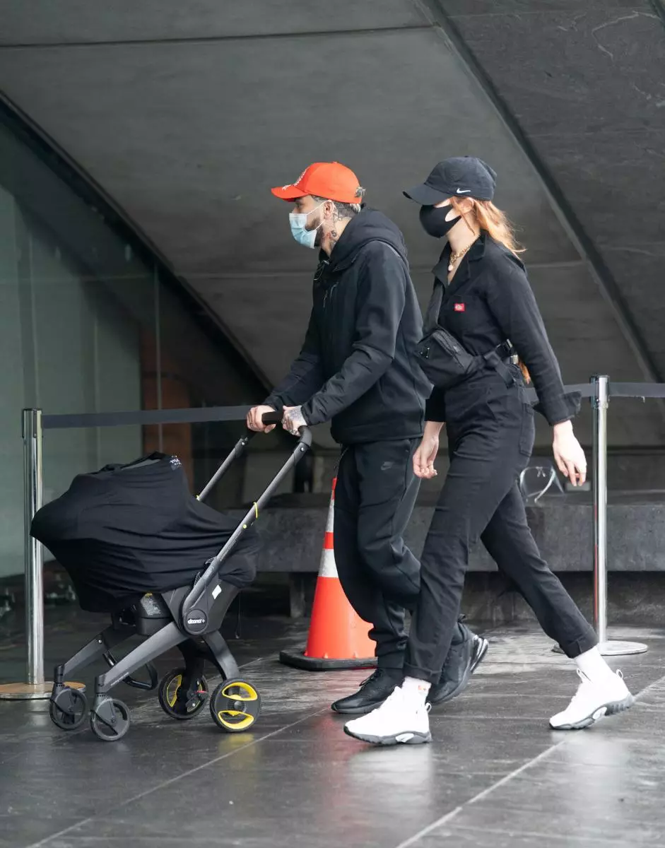 Fotos raras: Jiji Hadid y Zayn Malik salieron a pasear con su hija. 33055_1