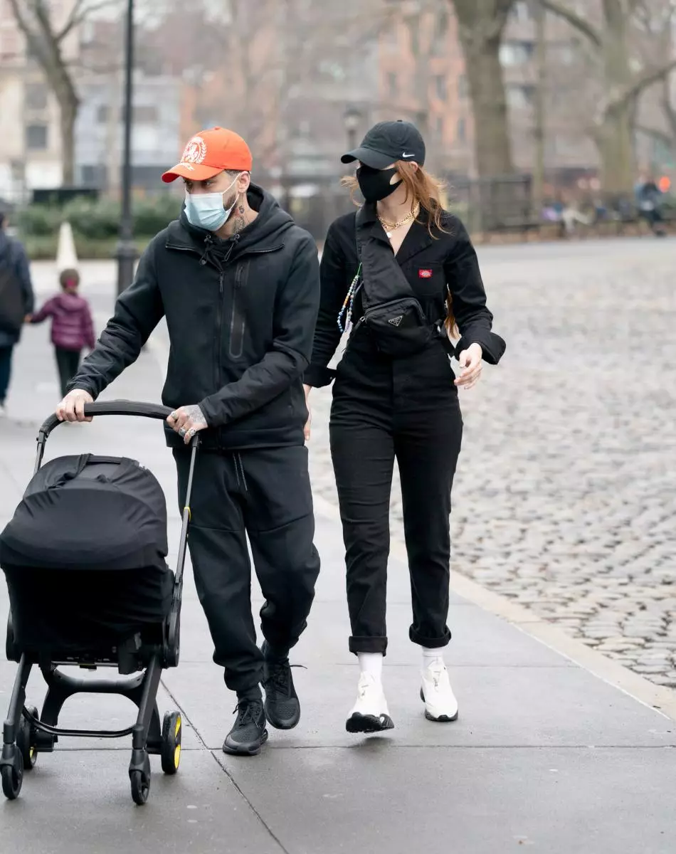 Fotos raras: Jiji Hadid y Zayn Malik salieron a pasear con su hija. 33055_2