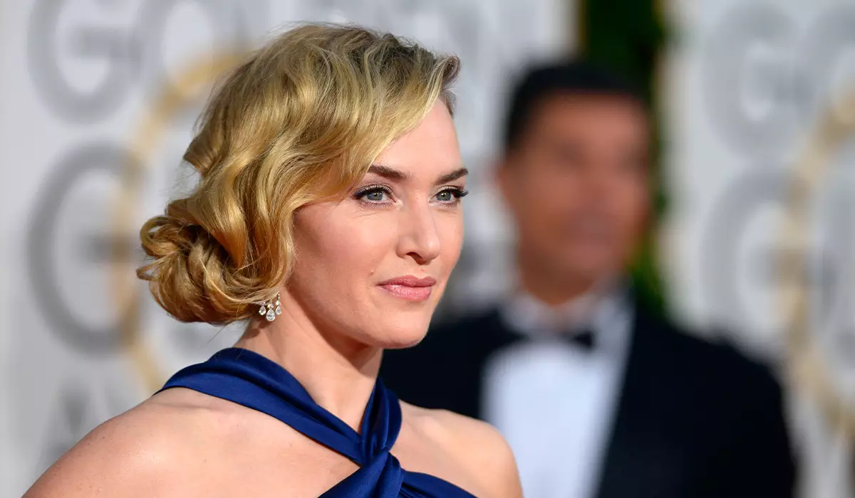 Kate WINSLET stipet kreatyf in kollega oan 'e set fan bêd fan bêd