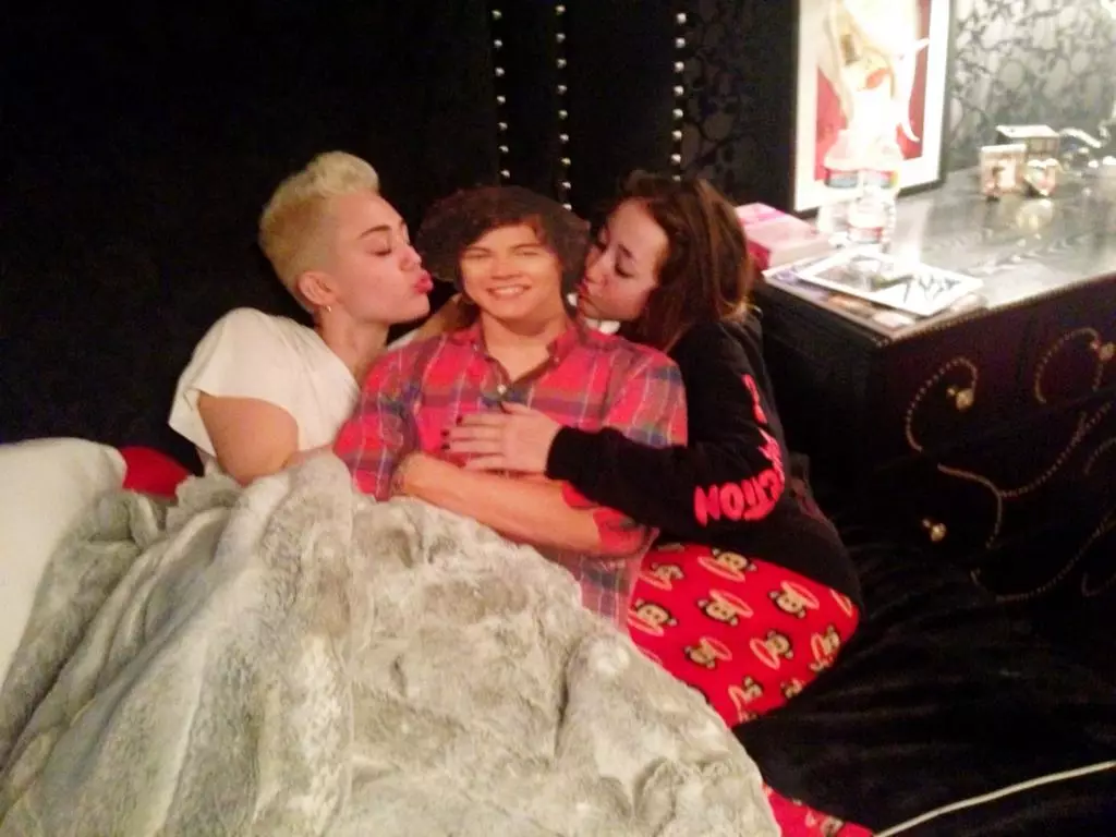Twitter上的星星：Miley Cyrus在床上与哈利斯图斯，杰克奥斯本队会见了女儿的早晨 33480_11