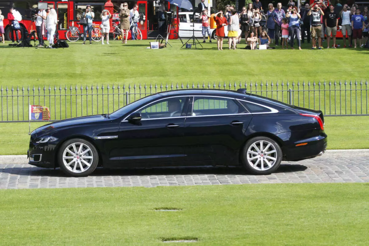 Foto: Jaké stroje Drive Prince Harry, Megan závod, Kate Middleton a další členové královské rodiny 35185_10