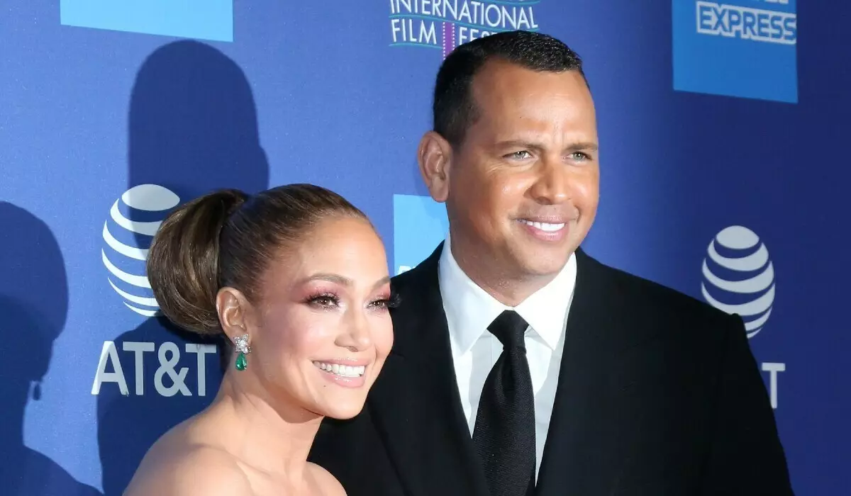 UJennifer Lopez no-Alex Rodriguez basahlukaniswa: "Kungcono ukuba abangane"