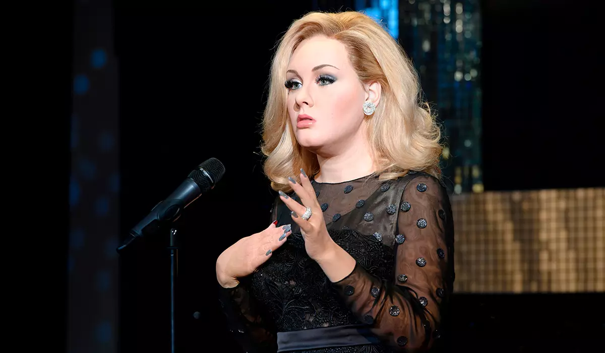 Adele, eski bir kocasıyla başarısız evliliklerini söylemeyen bir kocasıyla kabul etti