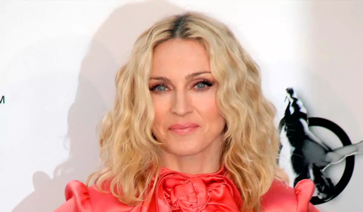 Dalam semua yang serius: Madonna berusia 62 tahun menetapkan foto topless