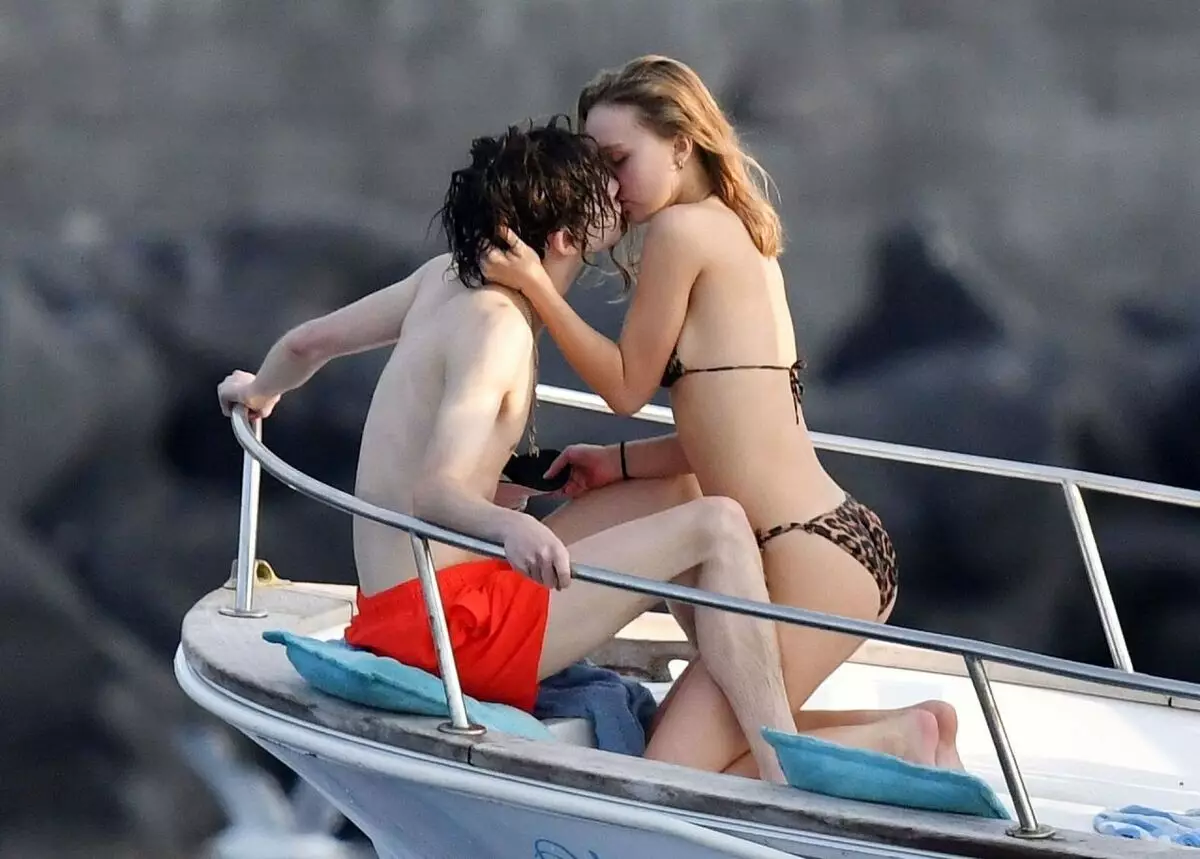 Niezgrabnie oglądaj: Timothy Shalam i Lily Rose Depp złapali pocałunki 40390_4