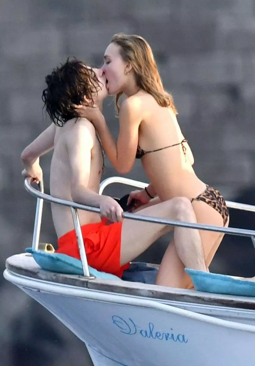 Niezgrabnie oglądaj: Timothy Shalam i Lily Rose Depp złapali pocałunki 40390_5