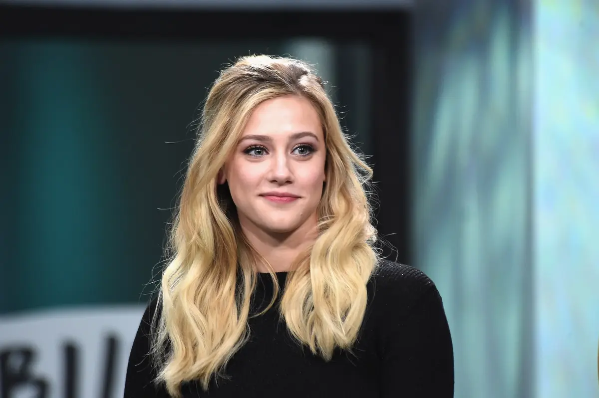 Riverdale Star Lily Reynhart játszani fog a Netflix dráma "Plus / Minus"