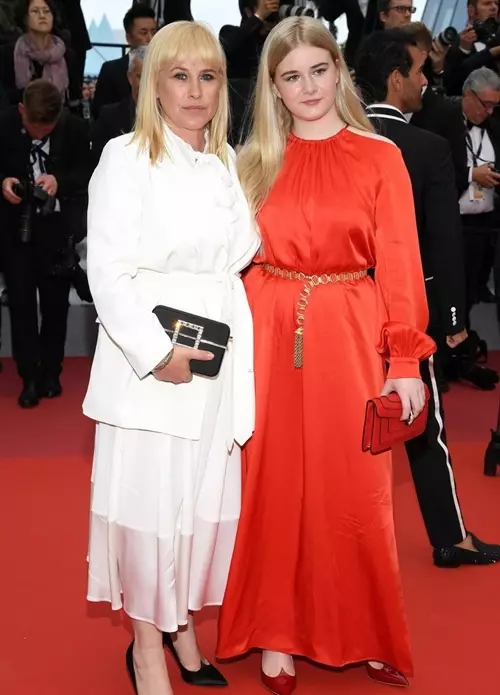 Cannes-2019: Milla Yovovich, Gael Garcia Bernal, Christoph Waltz kaj aliaj steloj ĉe la premiero de 