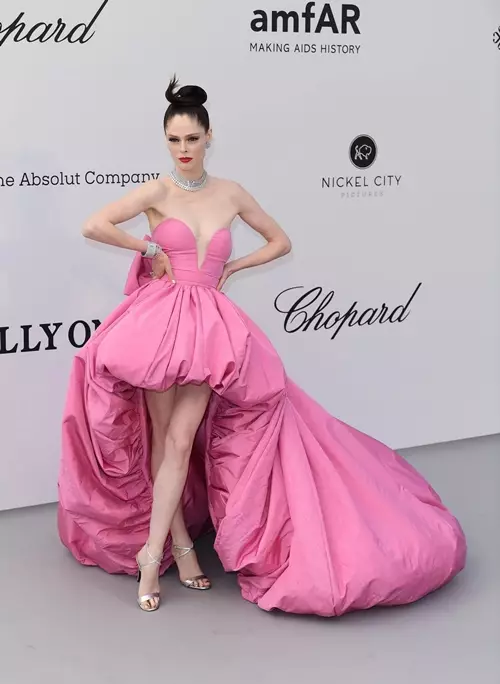 Cannes-2019: Nina Dobrev, Kendall Jenner, Mill Yovovich û Bi dehan Stars Stars On Amfar Gala 41476_1