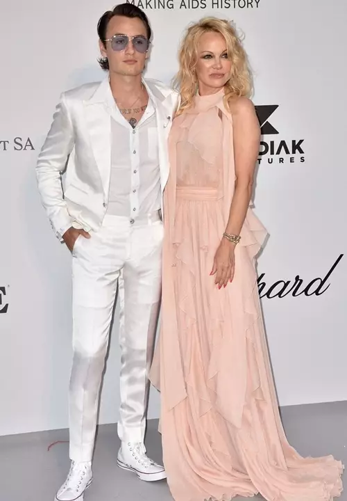Cannes-2019: Nina Dobrev, Kendall Jenner, Mill Yovovich kaj dekoj da aliaj steloj pri Amfar Gala 41476_17