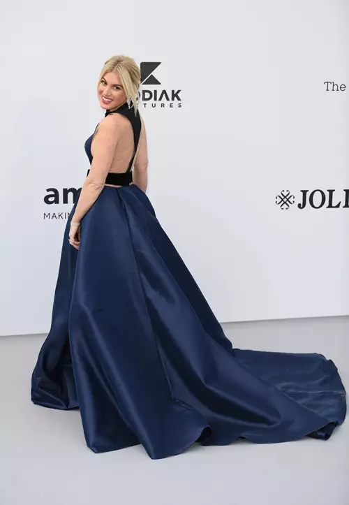 Cannes-2019: Nina Dobrev, Kendall Jenner, Mill Yovovich kaj dekoj da aliaj steloj pri Amfar Gala 41476_23
