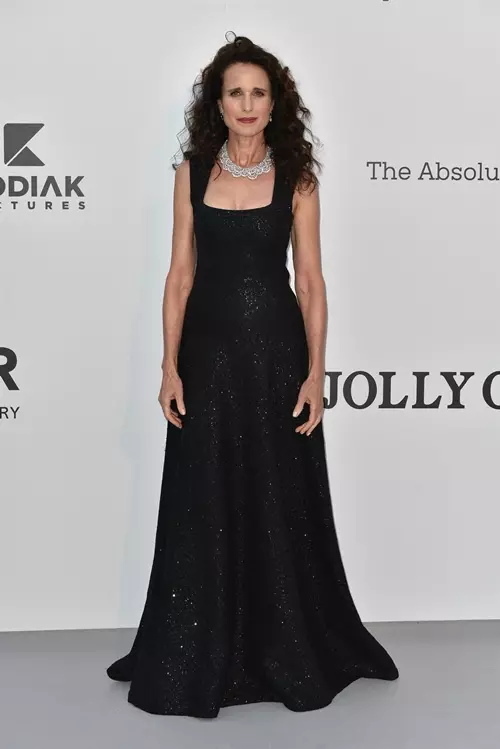 Cannes-2019: Nina Dobrev, Kendall Jenner, Mill Yovovich ແລະຫຼາຍສິບດາວອື່ນໆທີ່ຢູ່ amfar gala 41476_6
